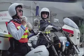 星爷去当交通警察 配上背景音乐太搞笑了