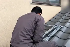 日本师傅装空调 有坡度的屋顶不用三角架竟然是这样固定室外机的