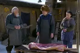 过年啦，邻居家太穷，老头让儿子送点猪肉去，儿子拿出肉老头嫌少视频封面