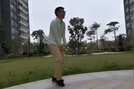 老公独特的晨练动作让人笑出鹅叫声，引得老婆忍不住模仿。