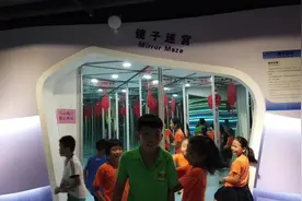 广西南宁：小学生放暑假了，妈妈带孩子走镜子迷宫差点出不去视频封面