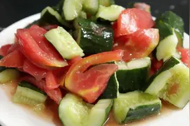 凉菜还能怎么做，西红柿搭配黄瓜酸甜爽口，减肥人士的最爱