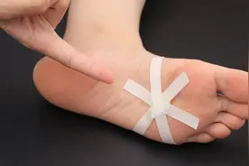 大蒜切片贴在脚下，能解决男女老少的困扰，早知道就好了，快看看