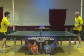 外国小哥一颗乒乓球打了八个多小时，直接破了世界记录