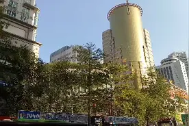 柳州第一代土豪金大楼座落在市中心地段，知道是哪个大厦吗？视频封面