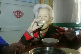 101岁老小孩，养育8个子女，个个孝顺，心情舒畅的生活