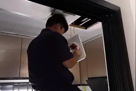 厨房烟感器简单下挪，只能花100元让物业来搞，邻居纷纷表示不满视频封面