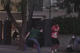 外国男子街头恶搞，剪路人头发视频封面