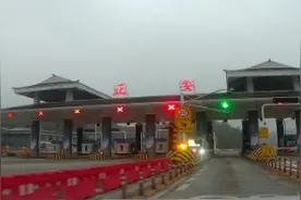 国家号召办理了ETC 却还得走人工通到为哪般？视频封面