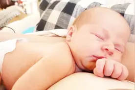 大宝哥哥刚把弟弟抱到怀里，就看小弟弟之后的反应，要不要这么萌视频封面