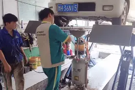 农村小伙进城给小车做保养，保险公司赠送的机油，不知道靠谱吗