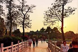 实拍郑州市人民公园美景，位置优越风景好，郑州有你的故事吗