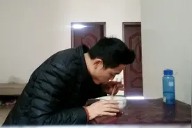 小伙惹老婆生气下班回家没饭吃，隔壁美女送他两鸡蛋解决一餐！