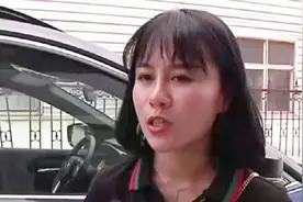 女子准备给车辆上牌，却意外发现双层铭牌，“傻傻”分不清楚！视频封面