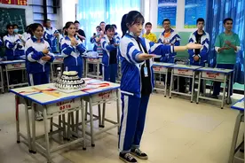 疏勒八一中学初三三班的孩子们与老师的告别方式视频封面