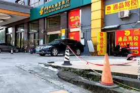 小伙上个星期接到邮政银行的资料补登通知，今天就把这事办了视频封面