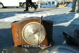 鹤岗市新一旧货市场 十块钱捡漏一个百年座钟 品相差只能当配件了