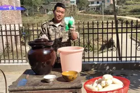 湖南人制作“酸萝卜”，准备4样东西，萝卜又脆又酸，又不起白花