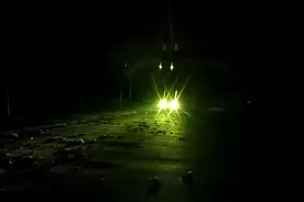 晚上远光灯太刺眼，三哥买了个远光灯克星，看看效果到底怎么样视频封面