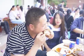 农村小妹有多爱吃肉，接亲吃席，看着红爷的肉眼睛都移不开！视频封面