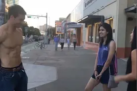 肌肉男在街头脱掉上衣测试路人的真实反应视频封面