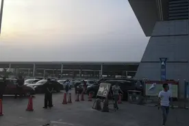 实拍秦皇岛火车站旅客出站  出站口设帐篷防疫体温检测依旧很严格