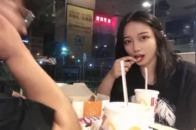 女主播第一次和男粉丝见面，看完电影又去吃饭，对方有点小紧张