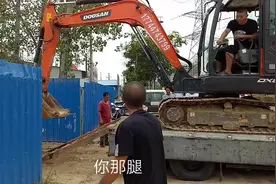 叔叔把小货车改成拉挖机的平板车，看看改装技术怎么样？视频封面