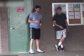 老外恶搞：用带电击装置打火机整蛊抽烟路人，最后的小哥被整惨了视频封面