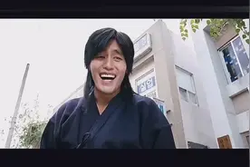 万恶之源金馆长，跟小孩玩游戏都耍赖，赢了的表情太贱了