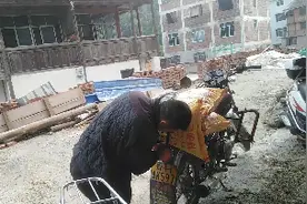 看看贵州农村人如何用摩托车拉东西，绑法，与大家分享一下