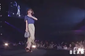 可爱的日本美女，深蓝配棕色，时尚满满的休闲装