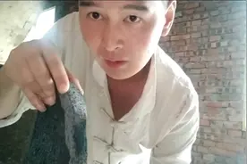 广元农村小伙在网上买了个烧烤石板用来烤烧烤感觉可以拍段视频视频封面