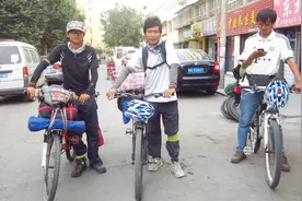 徒步结束回到乌鲁木齐，和阿文阿杰分别，我们将从不同路线去西藏