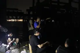 和朋友到跨海大桥底下夜钓碰到“黑鲷窝”，连竿收获满满