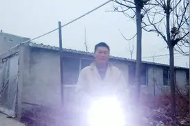 天微亮春哥拿着电灯上班了，猪是近视眼你知道吗？它怕走黑路。视频封面