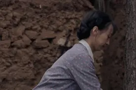 山里小学新来一个美女老师，漂亮又有活力，可把乡村女教师乐坏了视频封面