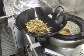 饭店大厨炒菜时，为什么都用双耳铁锅，单把铁锅不是更好吗视频封面