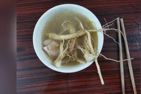 刺苋根煲鸡汤：味清甜可口又能清热利湿。