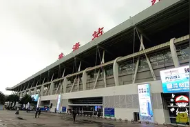 实拍气派的珠海站，位置就在澳门边上的高铁站，带大家看看