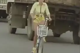 搞笑短裤美女骑单车，这才叫魅力四射。视频封面