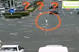 最帅交警张开双臂拥抱马路中央女童