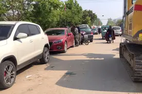 临沂：临沭县宋岭村拆迁进行中，村里车水马龙比赶集还热闹！视频封面