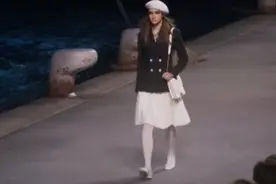 白裙子的美女模特肩挎白色小包包，头戴白贝雷帽，靓丽走秀！视频封面
