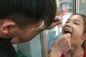 小娜子的牙齿松动快掉了，直接用手拔她害怕，爸爸想到个绝妙办法