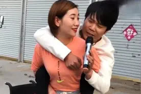 “连体兄妹”VS“连体夫妻”．在 网上热门了．为他们点赞视频封面