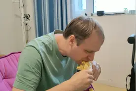 德国大叔晚餐做了一个吐司夹鸡蛋，做法简单吃得满足