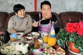 大年初一中午，来贵做了一桌子硬菜，外加饮料，样样年味十足！视频封面