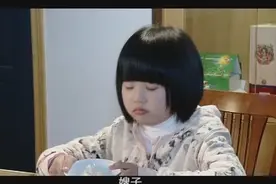小女孩见妈妈每次吃饭先给妹妹盛，当场感到委屈，奶气的质问妈妈视频封面