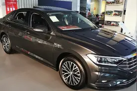 你们要看的黑色速腾来啦，难怪这么多人喜欢买黑色因为像迈腾啊